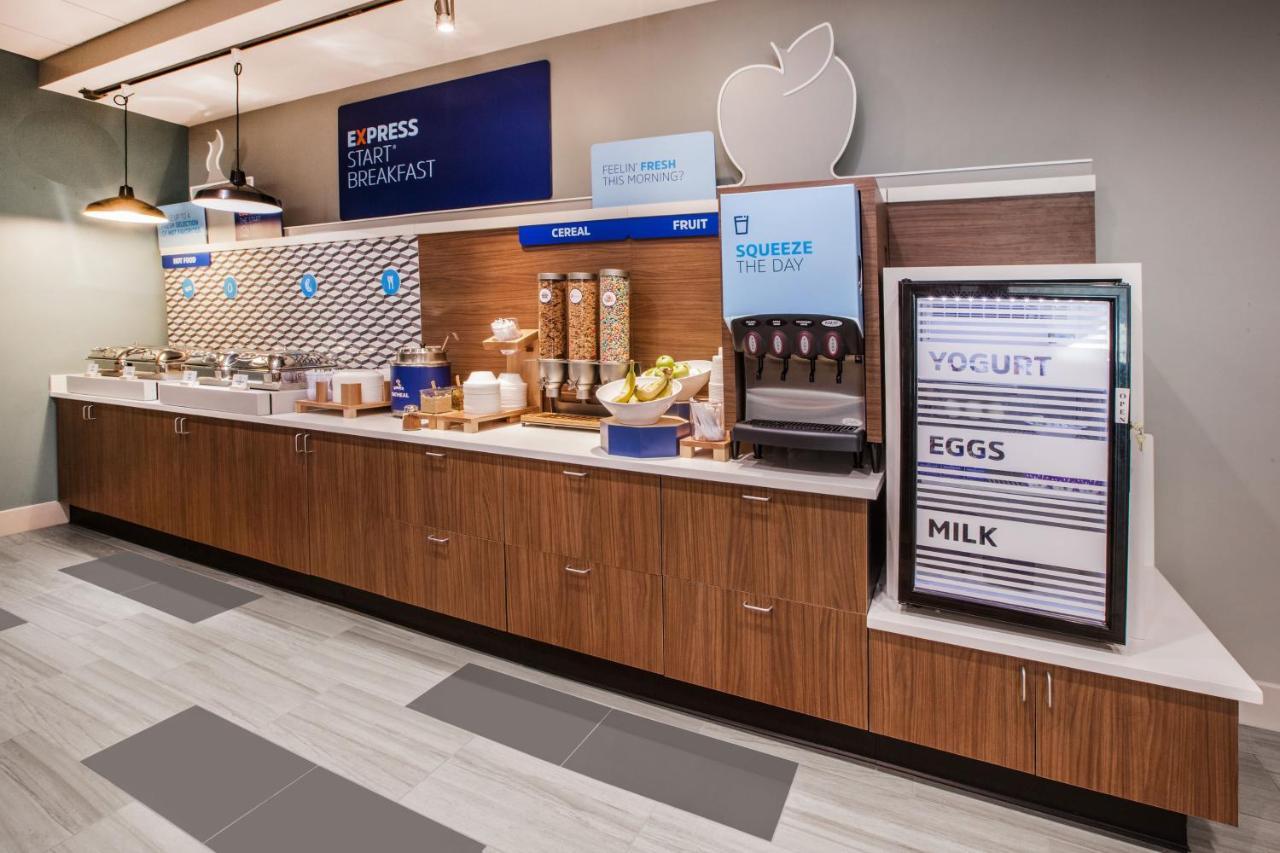 Holiday Inn Express Des Moines-At Drake University, An Ihg Hotel Exterior foto